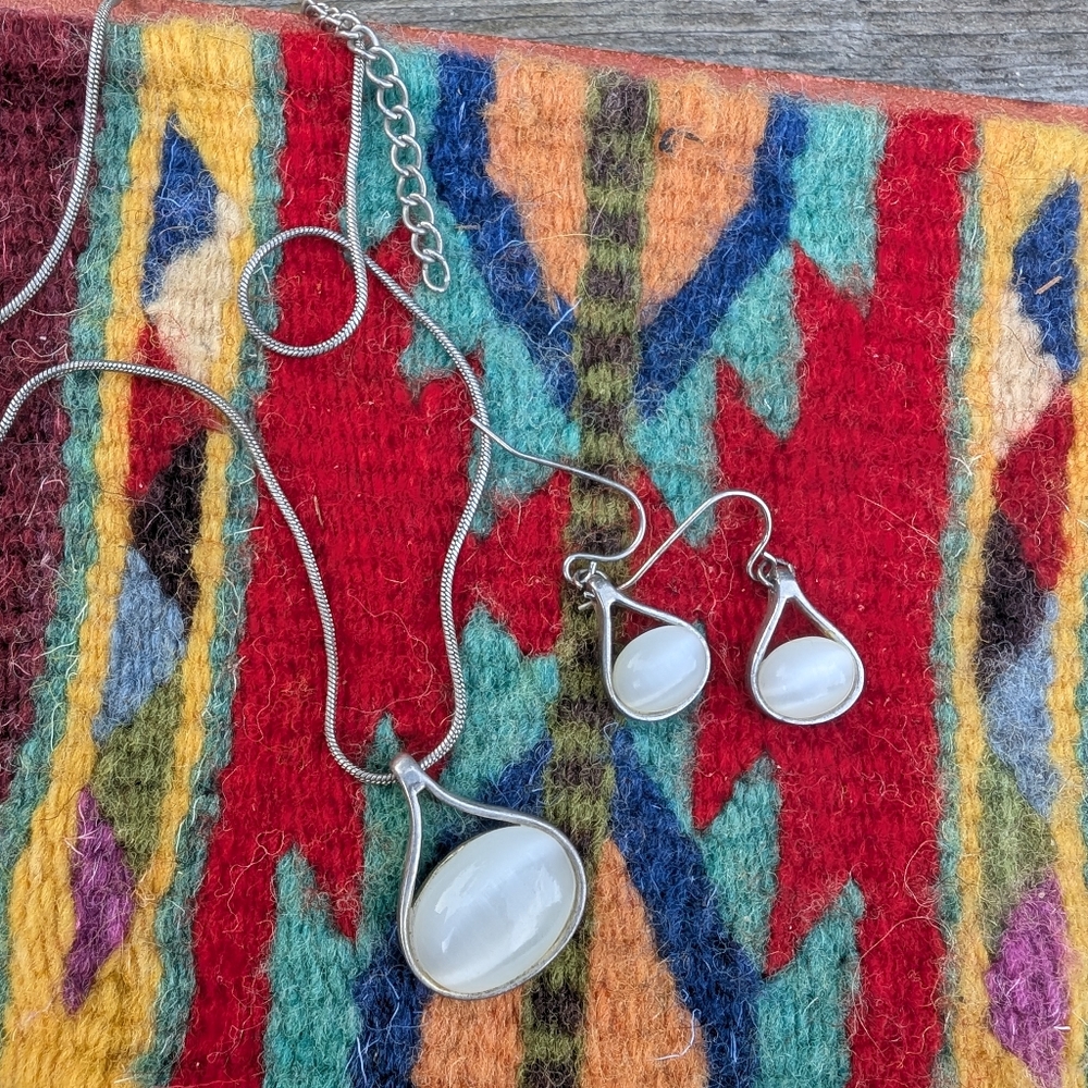 Elegant Silver and White Jewelry Set, Necklace & Earrings - Picture 2 of 9